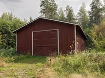 Tänne mahtuu isompikin kone suojaan