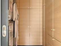 Walk-in-closet päämakuuhuoneen yhteyessä