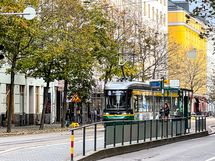 Ratikkapysäkille kävelee pari minuuttia.