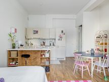 Olohuoneen ikkunoilta keittiön suuntaan