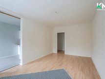 Olohuoneesta vasemmalle jää keittiön ruokailutila.