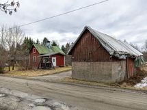 oikealla vanha navetta/varastorakennus