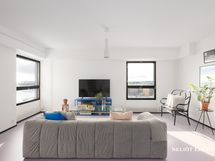 Tilava olohuone, jaettavissa myös toiseksi makuuhuoneeksi