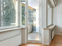 Olohuoneesta käynti parvekkeelle