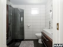 Alakerran wc:ssä on myös suihku