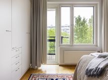 Päämakuuhuoneen kaapistot ja lisäksi on vaatehuone