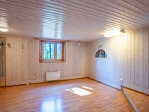 Kellarikerroksen huone