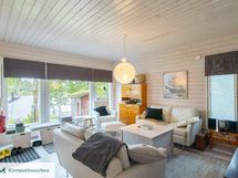 Vierasmökin viihtyisä oleskelutila