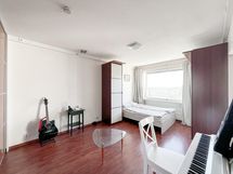 Makuuhuone on tilava ja valoisa.