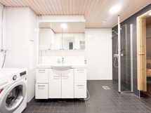 Kylpyhuoneessa hyvin säilytystilaa.