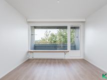 Olohuone jatkuu lasitetulle parvekkeelle