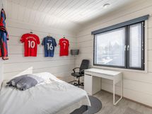 Yläkerran makuuhuone 2