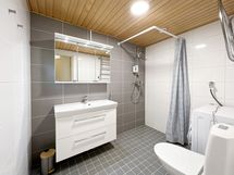Kylpyhuone on uusittu vuonna 2016. Silloin kaikki yhtiön kylpyhuoneet uusittiin.
