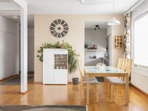 Olohuoneesta keittiön suuntaan