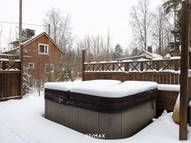 Poreamme upotettu terassiin saunan läheisyyteen.