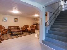 Alakerran oleskelutilaa