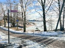 Lauttasaaren kävely- ja pyöräreitti kiertää koko Lauttasaaren.