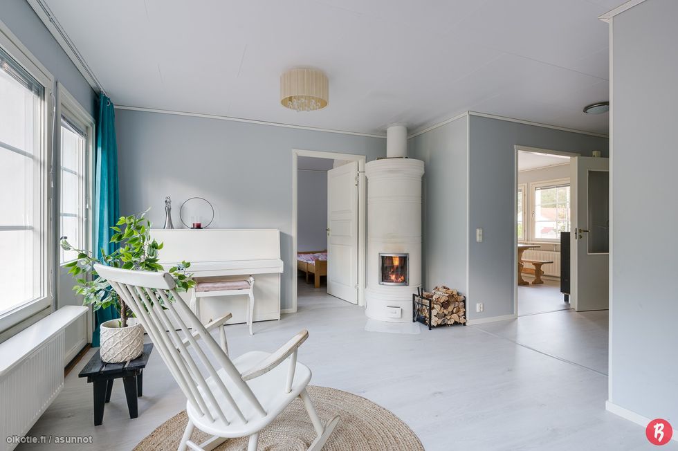 Valoisaan olohuoneeseen lämpöä ja tunnelmaa tuo varaava pönttöuuni.