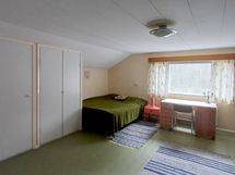 Yläkerran makuuhuone 1