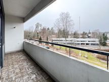 Parveke on koko asunnon levyinen.