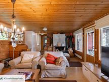 Päärakennuksen olohuonetta