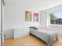 2. makuuhuone, jonka jatkeena vaatehuone