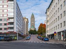 Keskustaa parhaimmillaan – kirkontorni näkyy