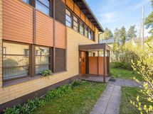 sisäänkäynti kevätaikaan