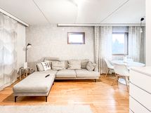 Kodikas päätyhuoneisto, jossa on oma sauna ja lasitettu parveke.