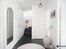 Alakertaan sijoittuu kodin kaksi makuuhuonetta, kylpytilat sekä kodinhoitohuone