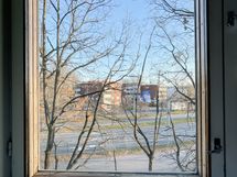 Ikkunat itään päin.