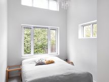 Olohuoneen kanssa samassa kerroksessa on myös yksi makuuhuone.