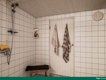 Kylpyhuone kellarikerroksessa, käynti takapihalle
