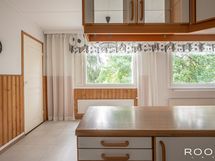 Keittiöön mahtuu isokin ruokapöytä. Vasemmalta on käynti neljänteen makuuhuoneeseen.