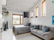 Yläkerran makuuhuone (MH2)