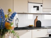 Visualisointikuvassa taiteilijan näkemys aiemmin toteutetun kohteen saarekkeellisesta keittiöstä. Kuvan integroitu mikro on lisähintainen muutostyö.