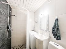 Kylpyhuone on tilava ja käytännöllinen.