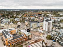 Toistaiseksi rakentamaton tontti vastapäätä