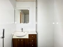 Kylpyhuone on kokonaan laatoitettu.