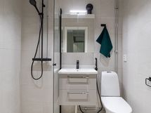 Hillityn kauniisti remontoitu kylpyhuone/ Diskret och stiligt renoverat badrum