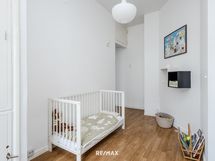 Makuuhuone 3, josta kulku parvekkeelle (yhteiskäytössä viereisen asunnon kanssa)