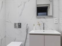 Tämän kylpyhuoneen lisäksi asunnossa on erillis WC