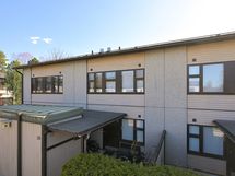 Etupihalla on tilava ulkovarasto ja polkupyörillekin on hyvin tilaa