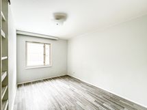 Näkymä makuuhuoneen ikkunasta on samaan suuntaan, kuin keittiön.