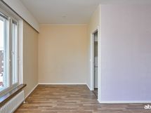 Olohuoneen yhteydessä sievä ruokailutila sekä kulku keittokomeroon.