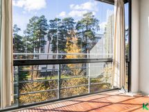 Tilava lasitettu parveke länteen