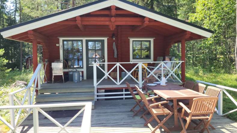 Loma-asunto, Varsinainen mökki (ylämökki), huone + alkovi+keittiö syvennys. Saunatupa, sauna, pesutila, tupa varaavalla takalla. Molemmissa tilava kuisti sekä ylämökissä vahva terassi kallion päällä. Rak. vuosi saunatuvalla 1999 ja ylämökillä n. 15v aikaisemmin., 46/89 m², Tinkko-Saari, Parikkala