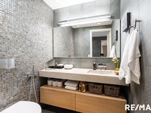 Yläkerran WC eteisen vieressä