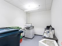 2 erillistä toimistohuonetta