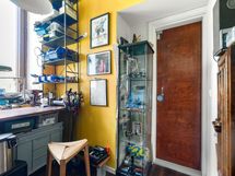 Vaatehuone. Uloskäynti takaportaisiin.